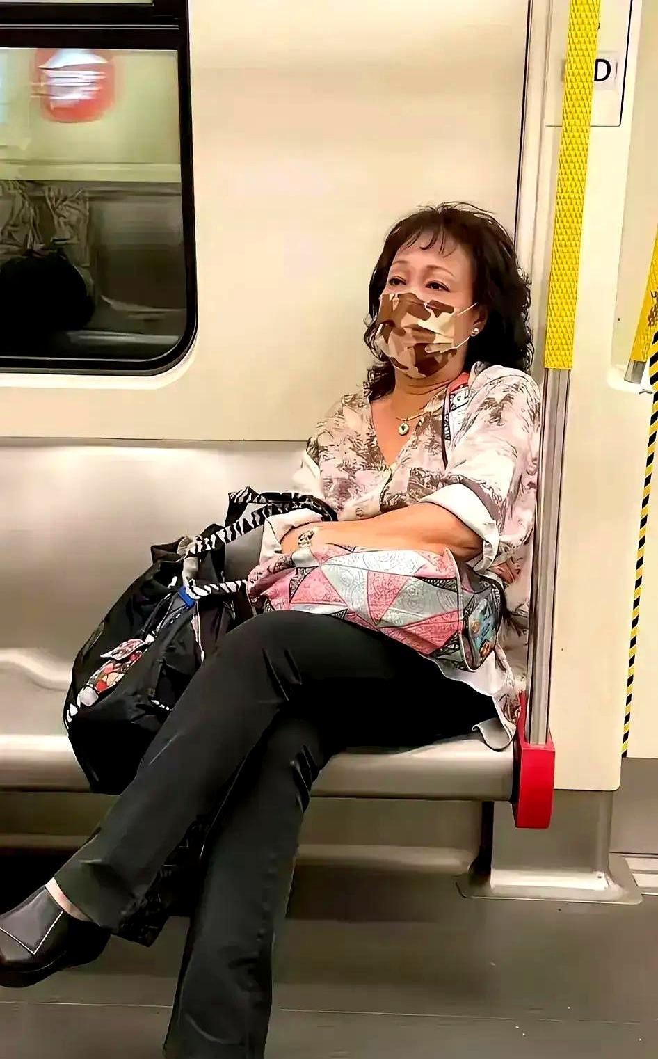 王祖贤素颜买菜，皱纹比菜价更真实她提着环保袋，站在温哥华超市冰柜前挑三文鱼