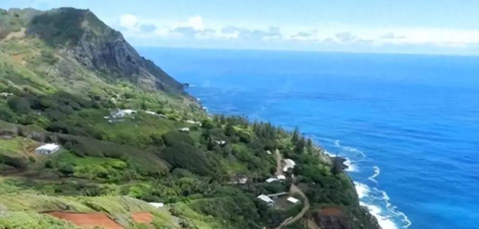 1789年，9个英国叛兵逃上太平洋孤岛，杀光土著男人、霸占所有女人，两百年后，这