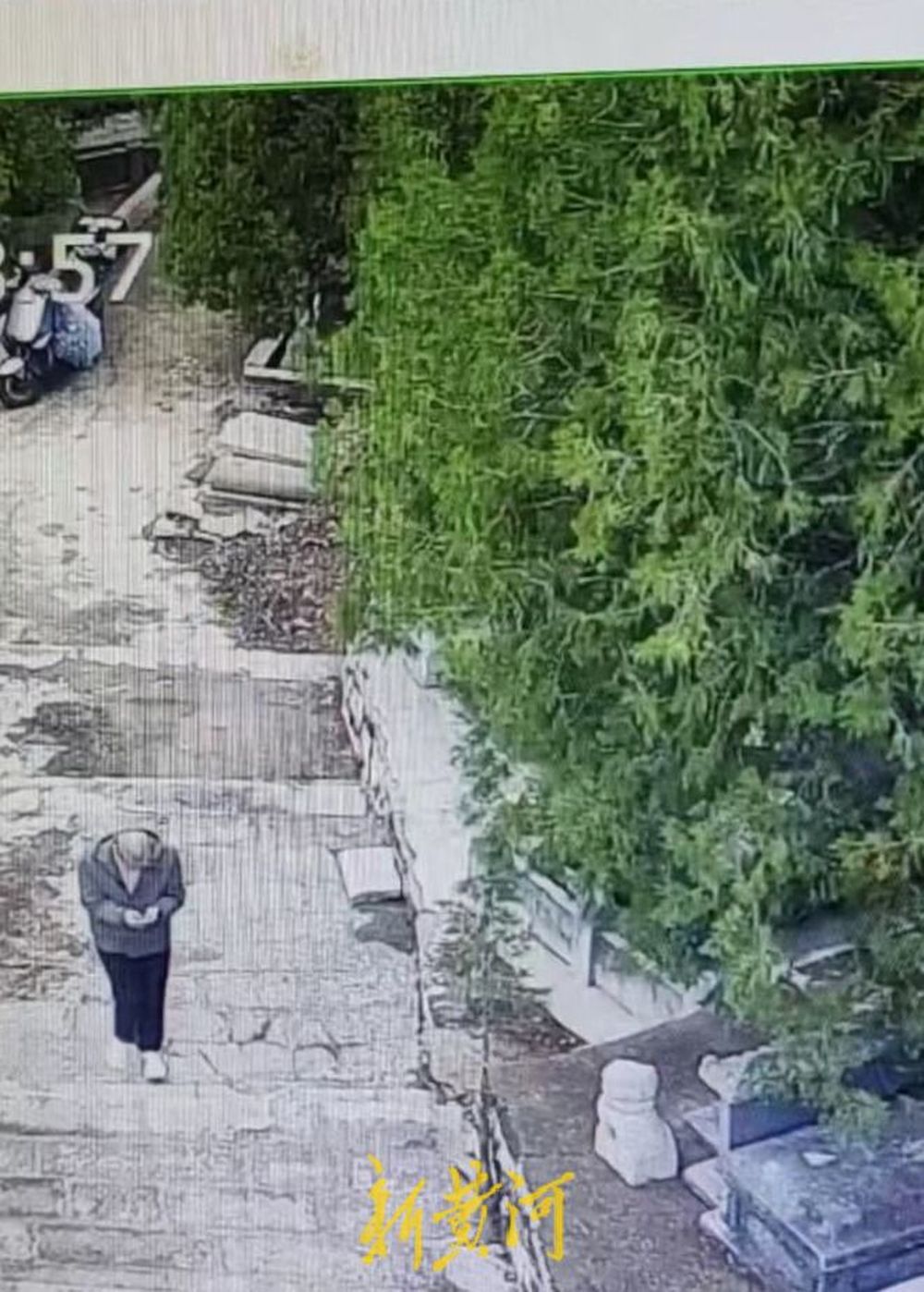 记者直击百余人玉函山冒雨搜寻失联男子: 现场环境复杂有不少断崖枯井