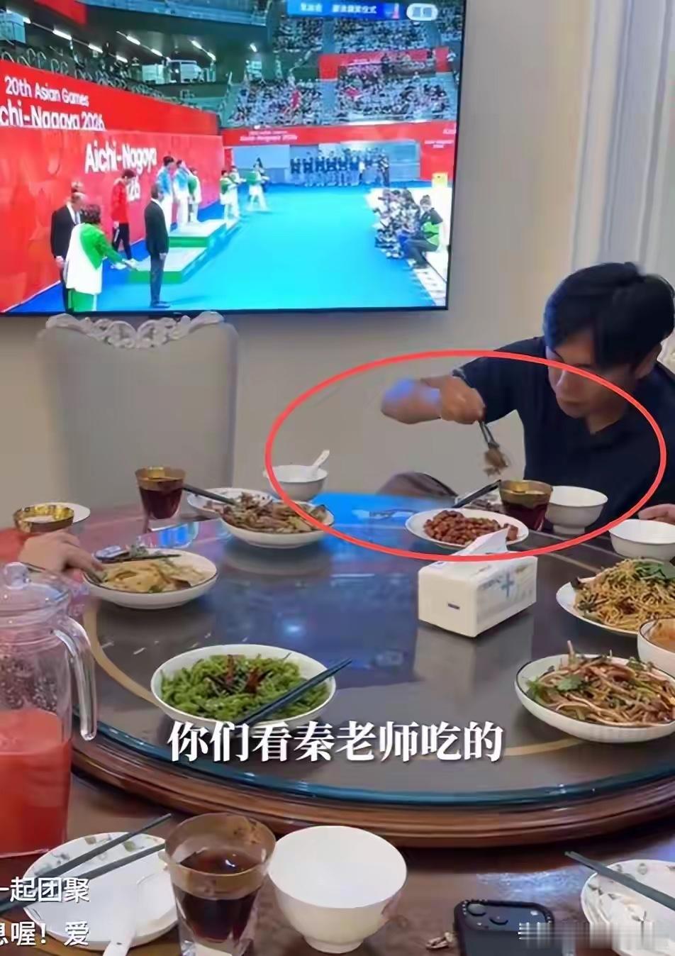 伊能静回沈阳婆家，公婆别墅豪华做6个菜招待，秦昊翘着腿埋头吃​​​