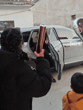 万万没有想到，安徽临泉，女子陪着相恋两年的男友第一次去男友家，不料刚到男友家门口