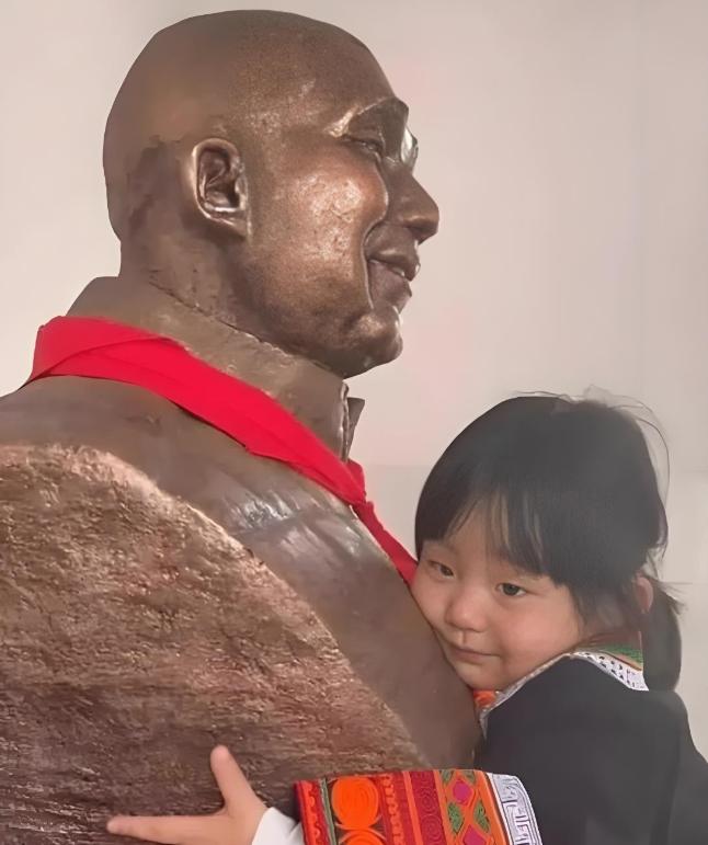 这事实在太让人鼻酸！成都的一个院落里，一位妈妈推开家门，趁着天气好带着3岁的女儿