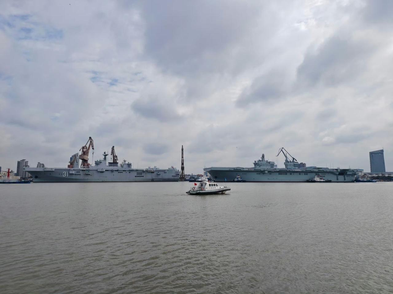 075与076，两代两栖攻击舰同框076四川舰甲板上面有一架疑似