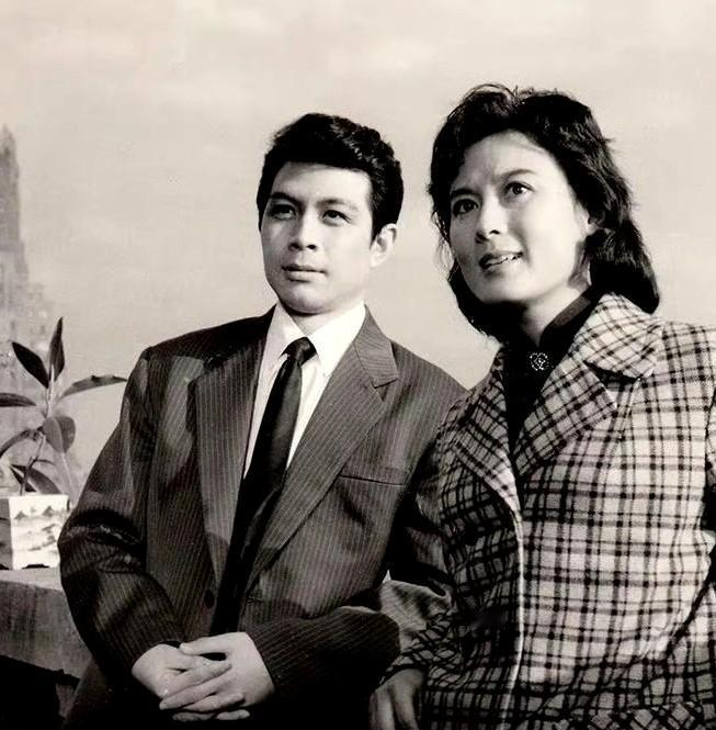 78岁陈少泽站刘晓庆身边，这身板，这气场，谁敢信他出道50年了？他一现身，瞬间