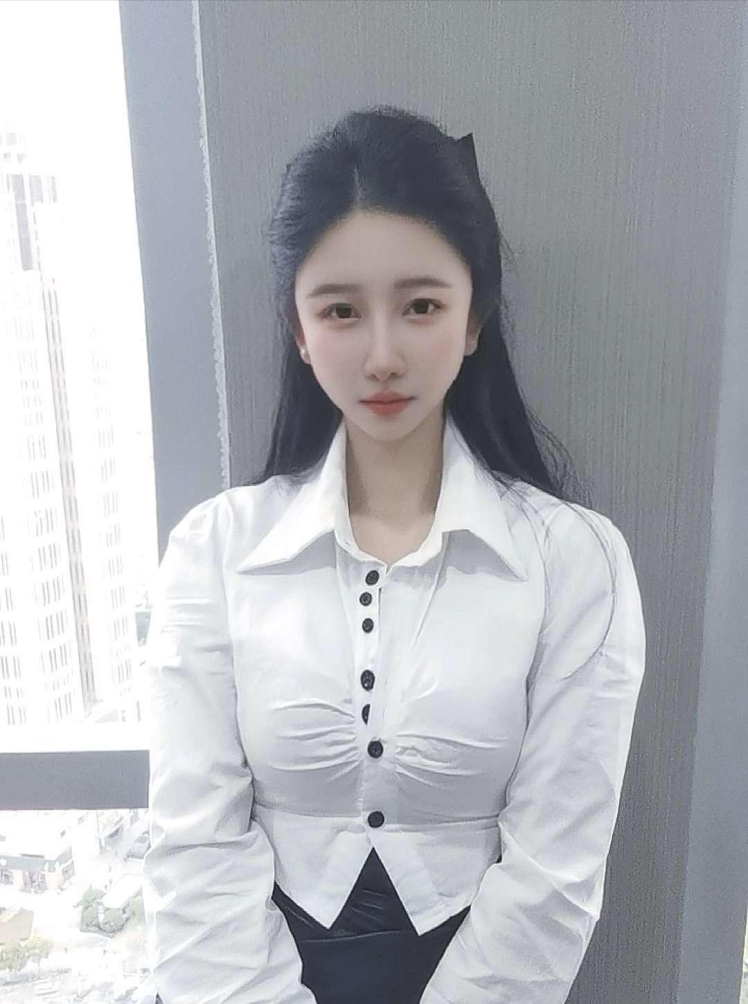 白色衬衫会不会有点紧了