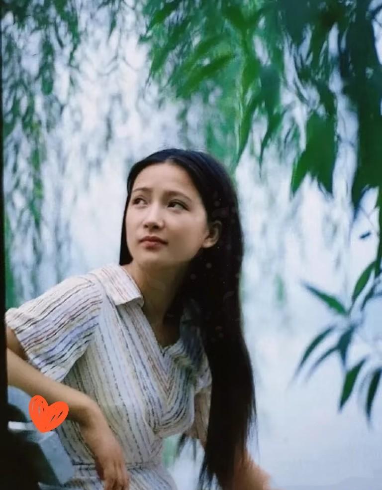 何晴，骗了所有人。银幕上，她是水做的秦可卿。饭局上，她一杯酒泼醒想动手的老板