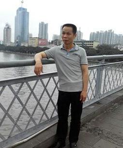 陈艺君的父亲在广州荔湾区的环卫工作，1993年5月1日母亲带着陈艺君从河源过广州