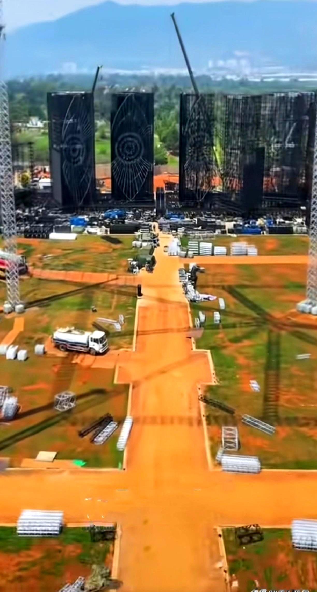 眼瞅着演唱会舞台都快搭好了，结果被紧急叫停！这事儿大伙儿都看到了吧？华晨宇