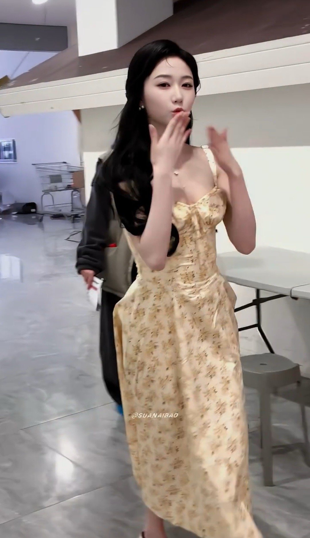 谁给这四个人抬部女性群像剧御姐王小亿杀伐决断，甜妹李柯以腹黑反转，清冷韩雨彤清