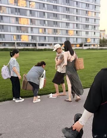 陈伟霆抱娃，何穗一身露背长裙，太美