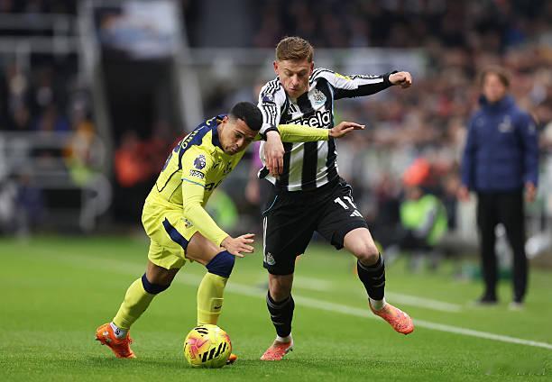 纽卡斯尔vs热刺英超确实是一个非常强调身体对抗能力的联赛。热刺的身体对抗看着就