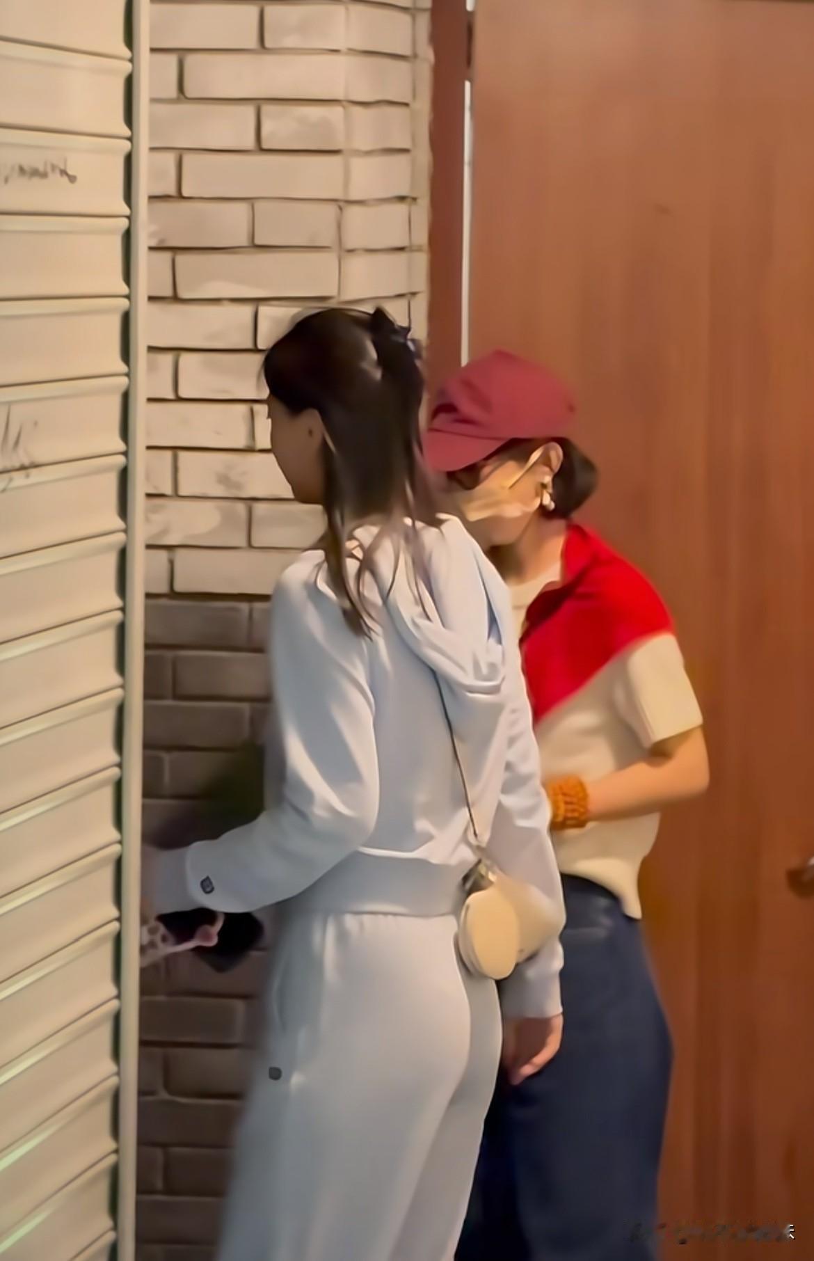 赵丽颖坐在我边上，话剧还在演！能出来看话剧，应该没大问题了！很少看见别人比丽颖