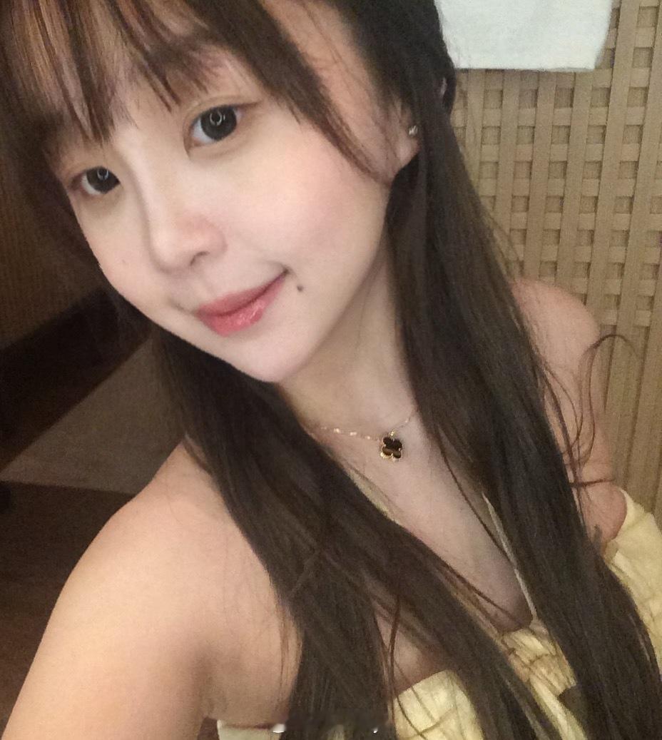 当你有个很爱给你化妆拍照的朋友🍓✋​​​