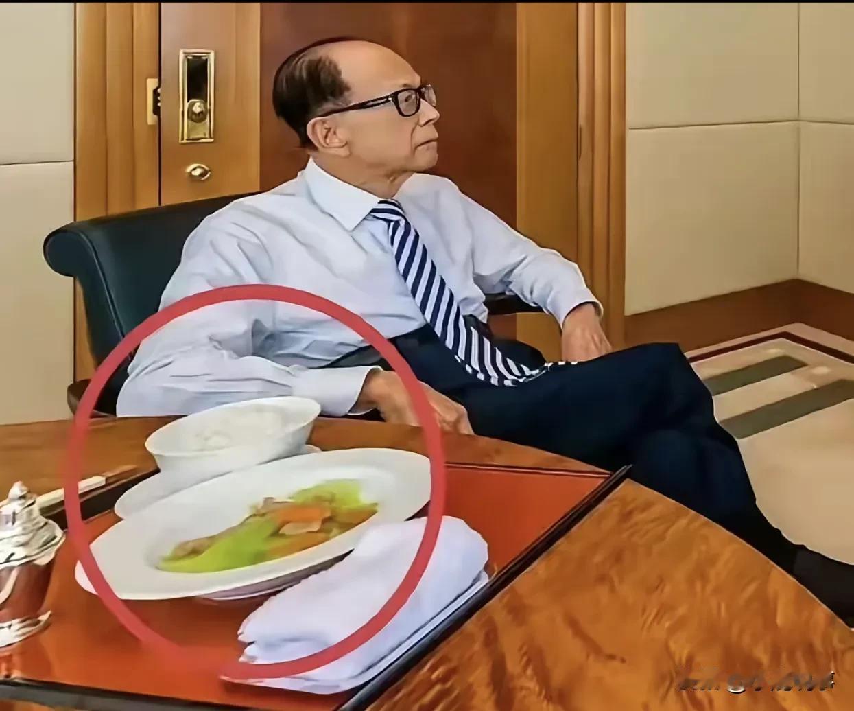 很多人都说李嘉诚惜命，看他平时吃的饭菜，就能明白他有多注重养生。九十多岁
