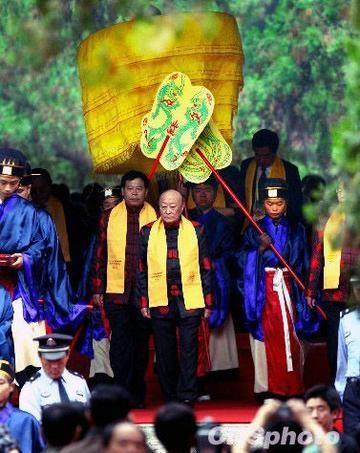 1960年，山东曲阜孔氏家族行祭祖大典。这场本该彰显家族凝聚力的仪式，却让一