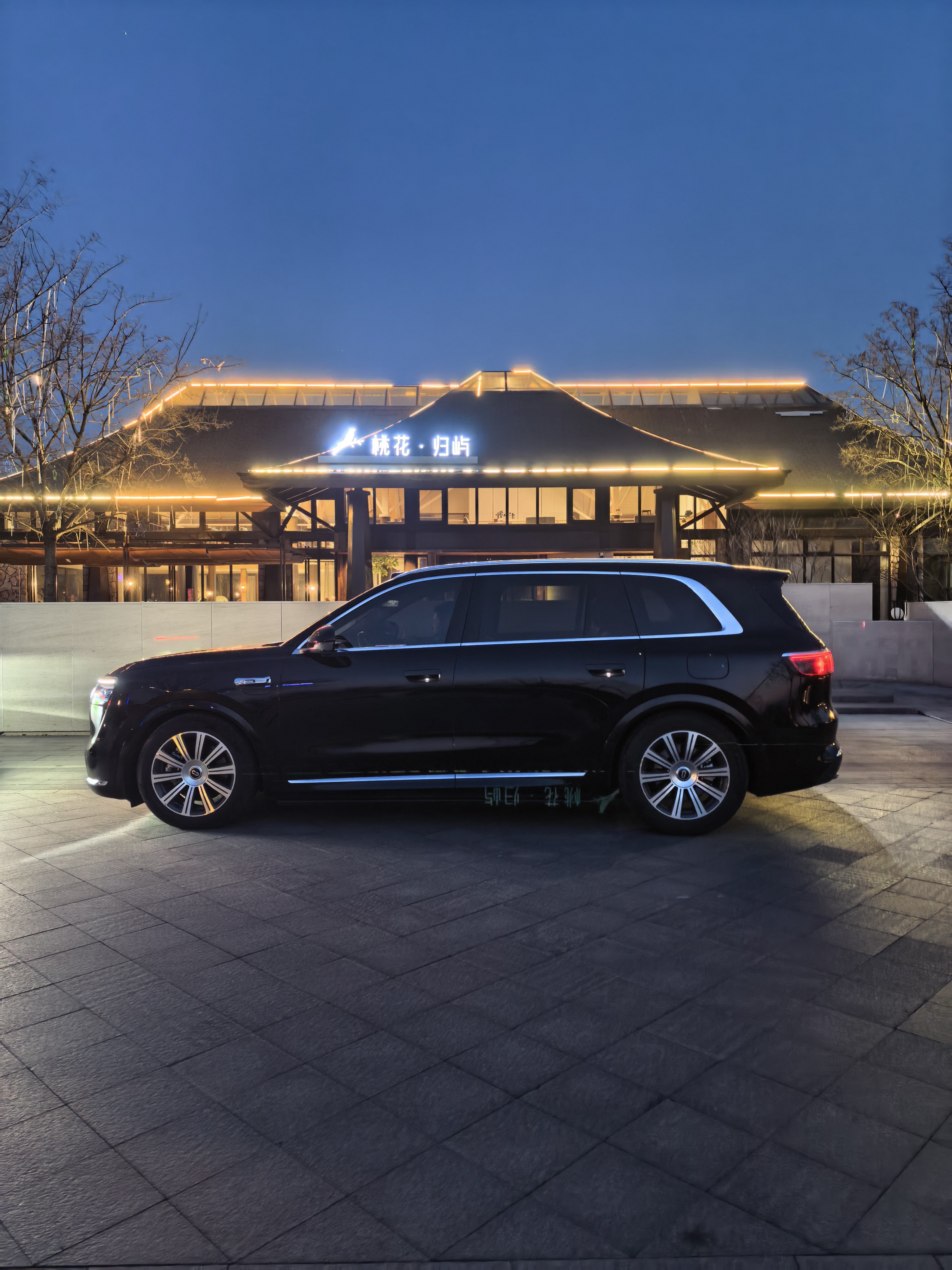 问界M8的侧脸，真好看啊……