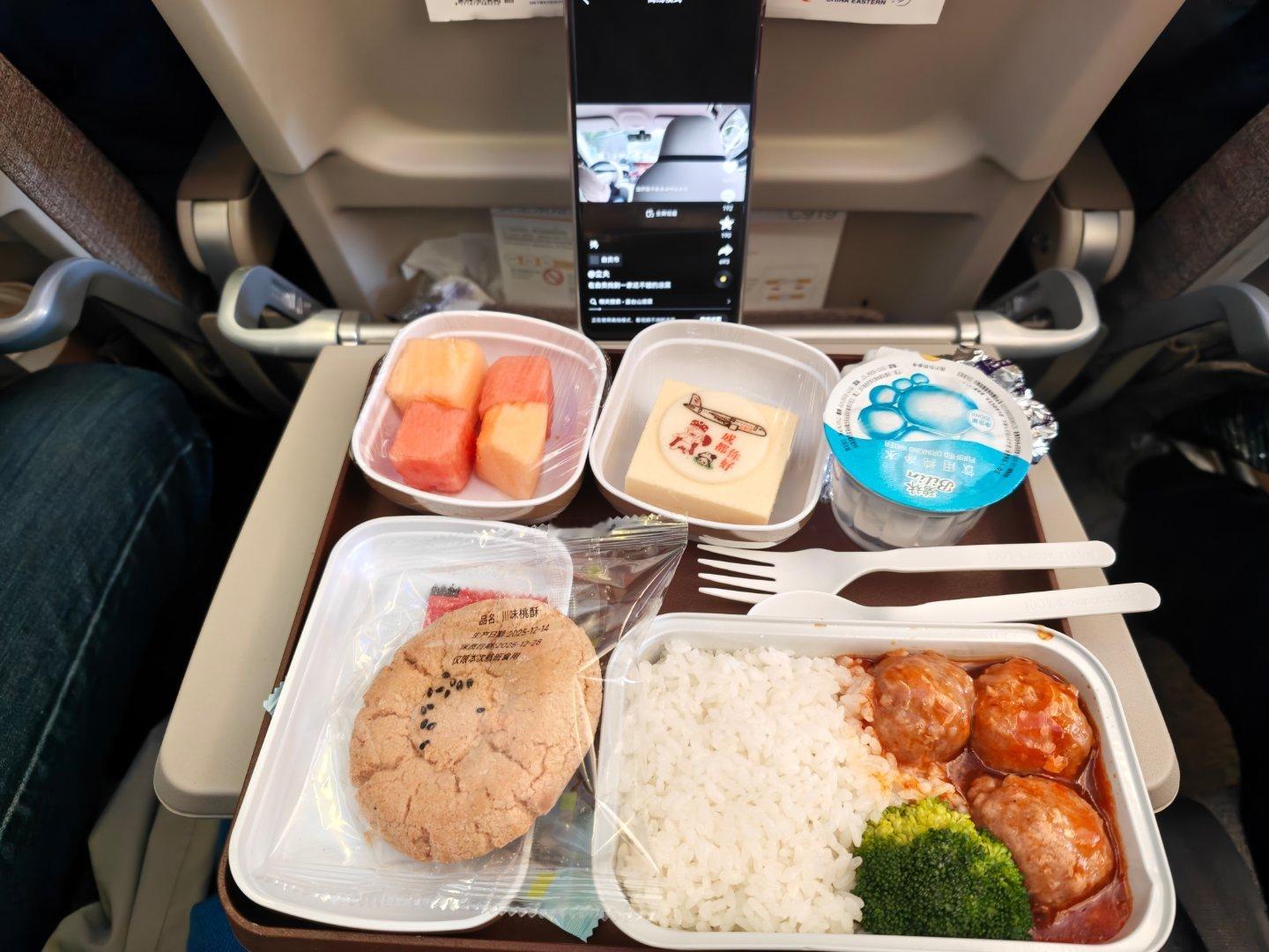 C919这个小桌板好评呐，手机放着刚刚好