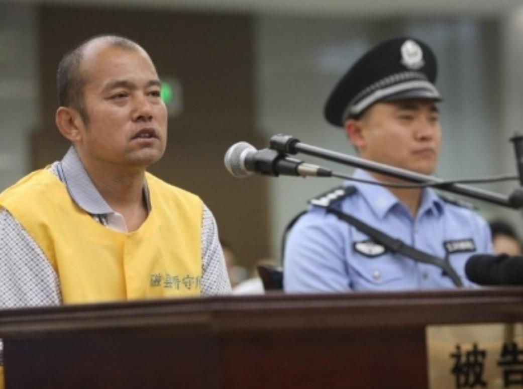 河北邯郸法庭，罪犯王书金当庭站起来质问法官，说：我明明杀了4个女人，为什么你们却