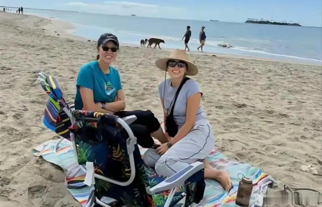 如今郎平生活太惬意了！这是她在美国加州与女儿白浪享受阳光，沙滩，清新的空气，美景
