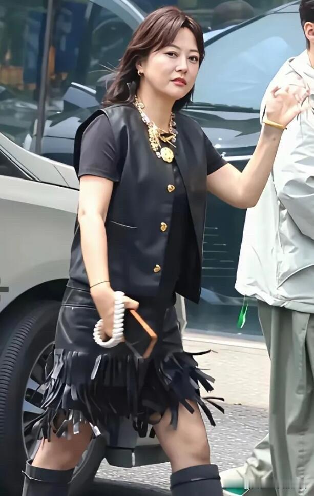 怎么荧幕中看到的女神是那么的有魅力，可现实中的她身材健硕，腚大腰粗的，身材五五分