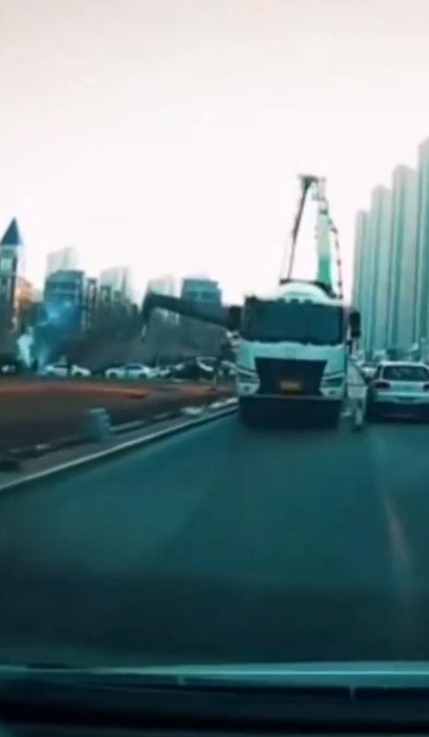 大连吊车倾覆砸中轿车！3月21日，辽宁大连金广集团建筑工地，一架大型吊车不知何故