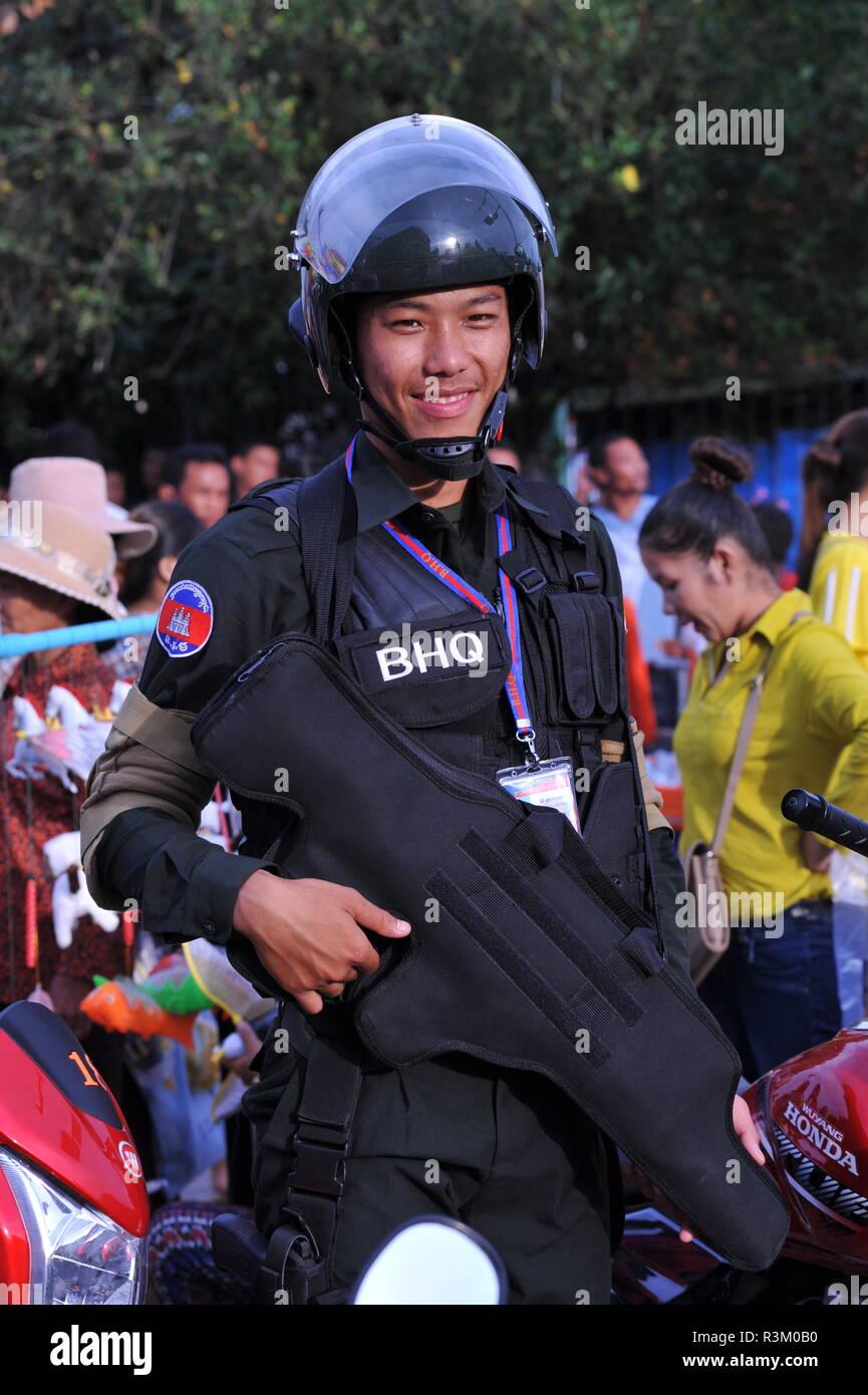 柬埔寨警察与带有枪套的97式步枪