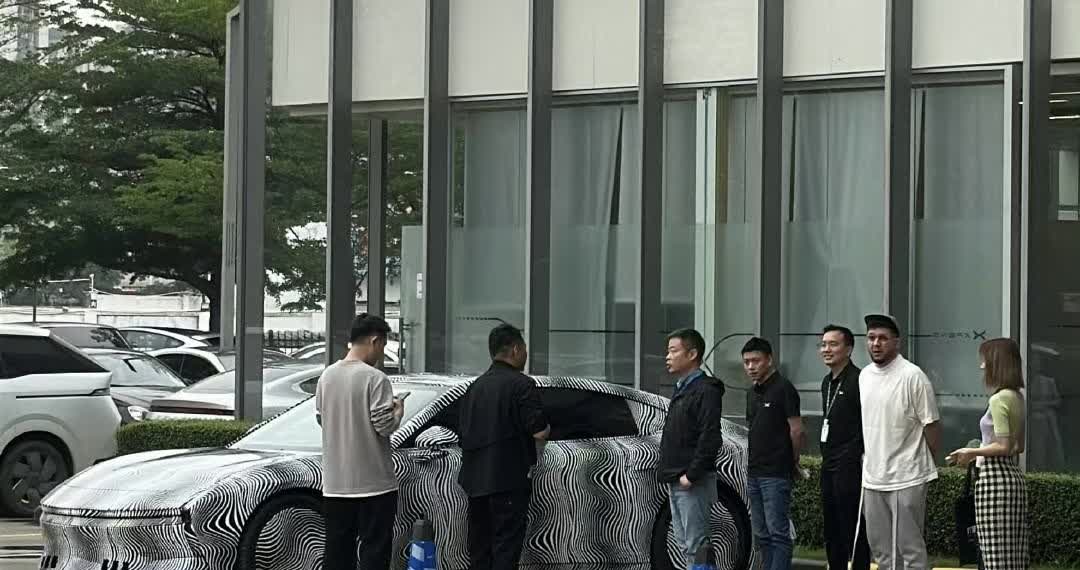 小鹏代号E29的重磅新车。第一次看到伪装如此少，车身线条和轮廓尽显，看起来很