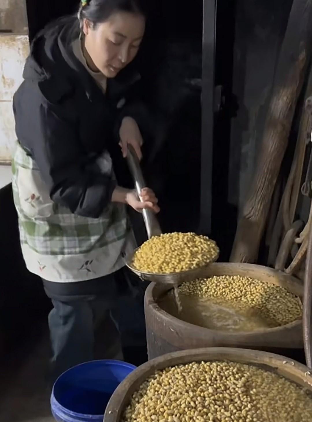 原来李富贵卖的豆腐不是她自己做的据她所说整个工艺过程她只是给师傅打下手特别是