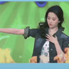 刘诗诗，赵丽颖，刘亦菲三位女明星挽剑花，你觉得谁的更好点？​​​