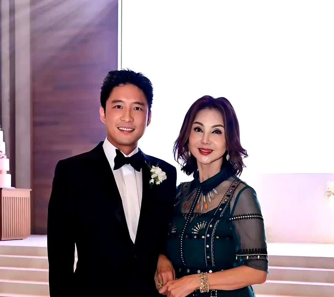 这篇文章以幽默的方式揭示了40多岁仍未婚的富二代霍启山的现状。文章指出，