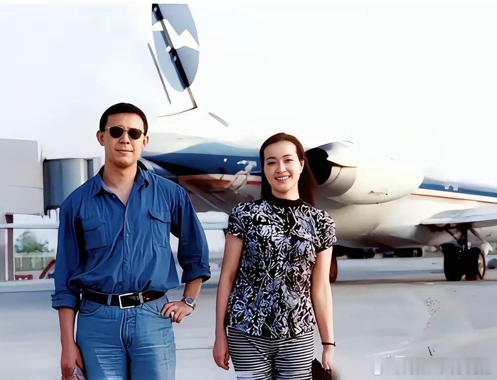 1992年沈阳机场，姜文29，刘晓庆38，一个牛仔外套，一个碎花裙，中间隔着半拳距离​​​