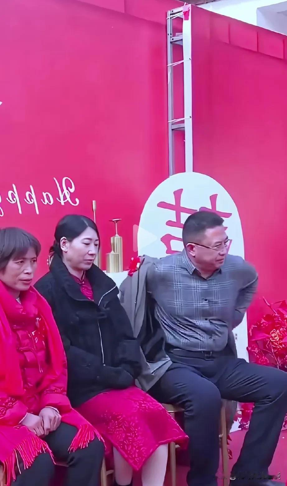 婚礼上，男子面对女儿一脸无奈，新郎不敢直视岳父。这又是一场无奈的婚姻，婚礼上男子