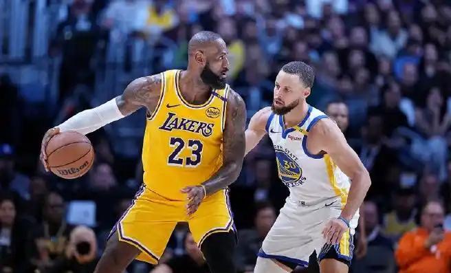 湖人现在真像缺油的车,里弗斯一个人踩油门,后面一车厢人推着跑。新来的西班牙小伙