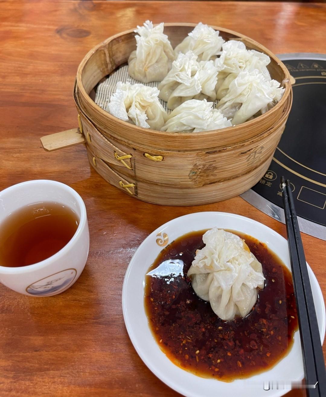 呼和浩特稍麦的特色亮点：‌主料讲究‌：选用锡林郭勒草原的羊肉、毕克齐大葱和河套