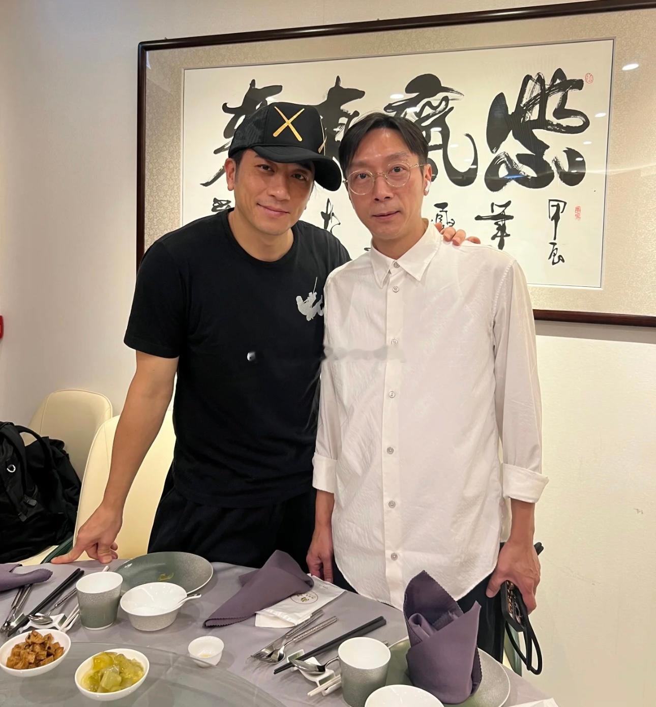 新鲜的吴卓羲！今晚在香港的一个餐厅吃饭，餐厅老板分享与吴卓羲合照。​​​