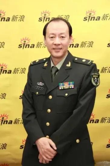 他特别擅长演反派人物，尤其在电视剧《女人不再沉默》中饰演的汪显声，《时尚生活周报