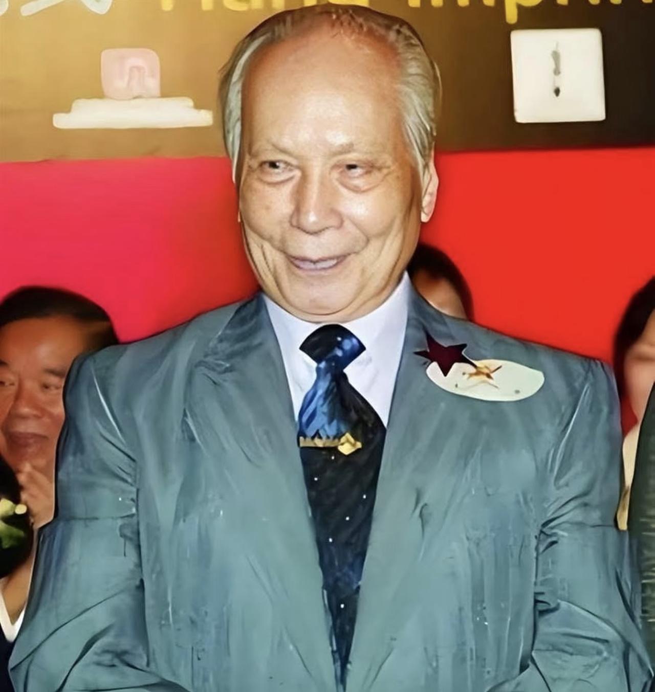 没想到早年身家过亿的香港影坛“银坛铁汉”，晚年居然靠赌王何鸿燊送的饭卡过日子！这