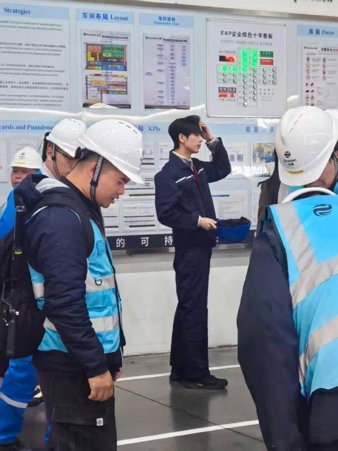 偶遇张凌赫拍纪录片网友偶遇张凌赫素颜拍纪录片，真的很有理工男内味了。张凌赫真去当