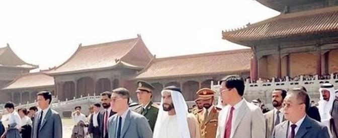 1990年，阿联酋总统搭乘专机访华，访问结束后发现儿子竟然沉迷于小卖部的新奇商品