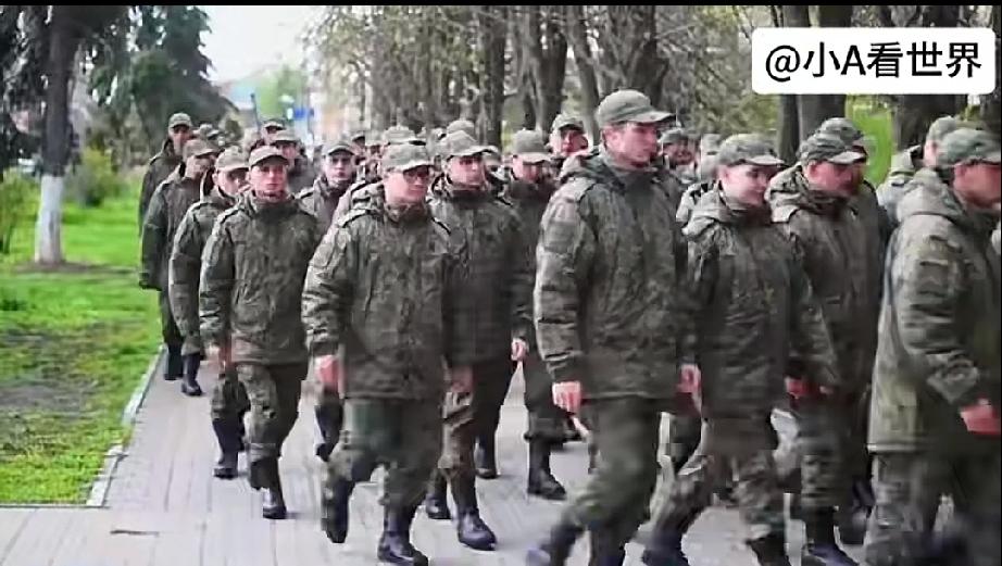 俄罗斯又开始征兵了，在俄罗斯罗斯托夫地区，一群俄罗斯新兵正前往俄乌战争前线，从他