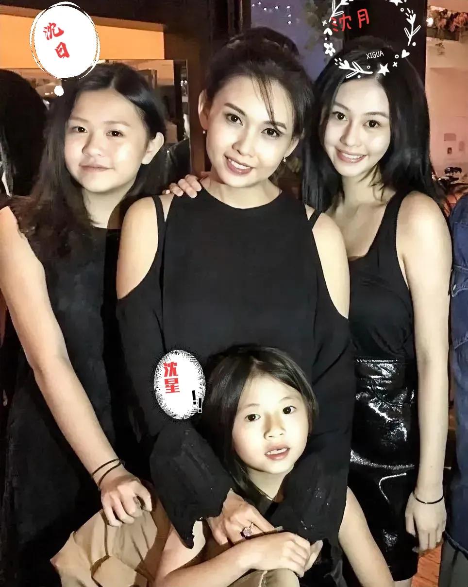 邱淑贞结束和王晶的十年恋情后，转头嫁给了沈嘉伟，并生下了三个女儿沈月，沈日，沈