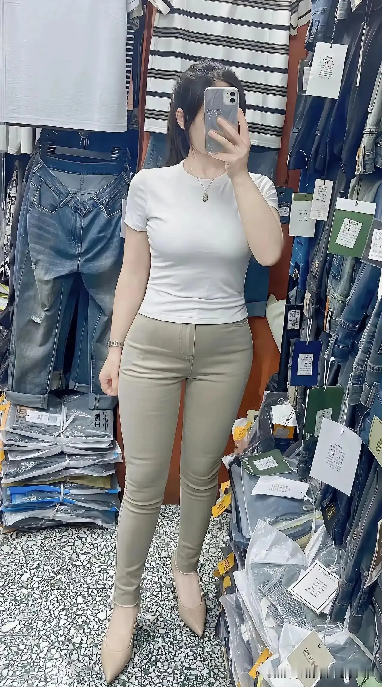 这女士来店里买衣服问好不好看，你们觉得呢？