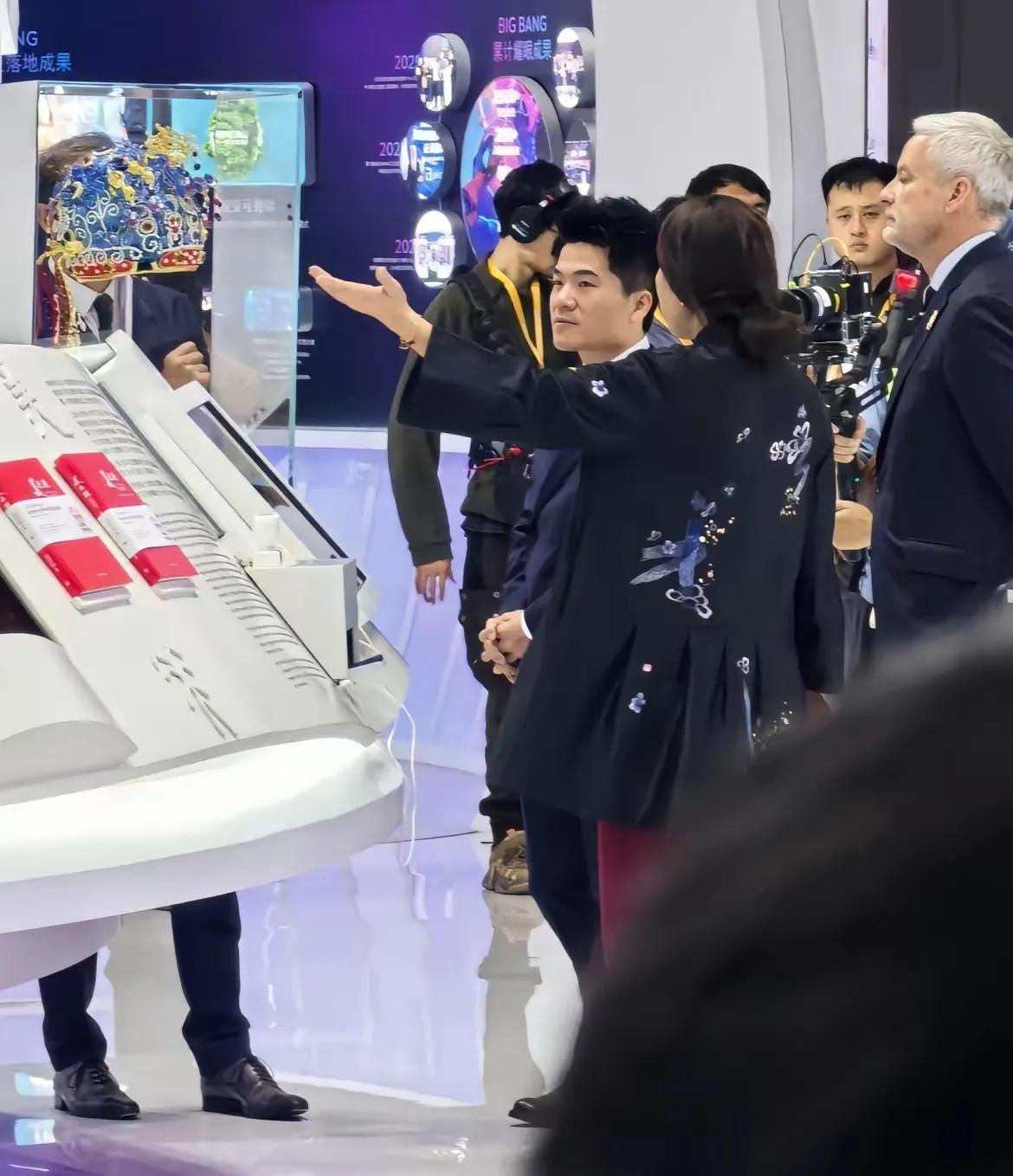 董宇辉在进博会现场彻底颠覆了人们对网红的想象！当表妹挤在人群里亲眼见到他时，简直