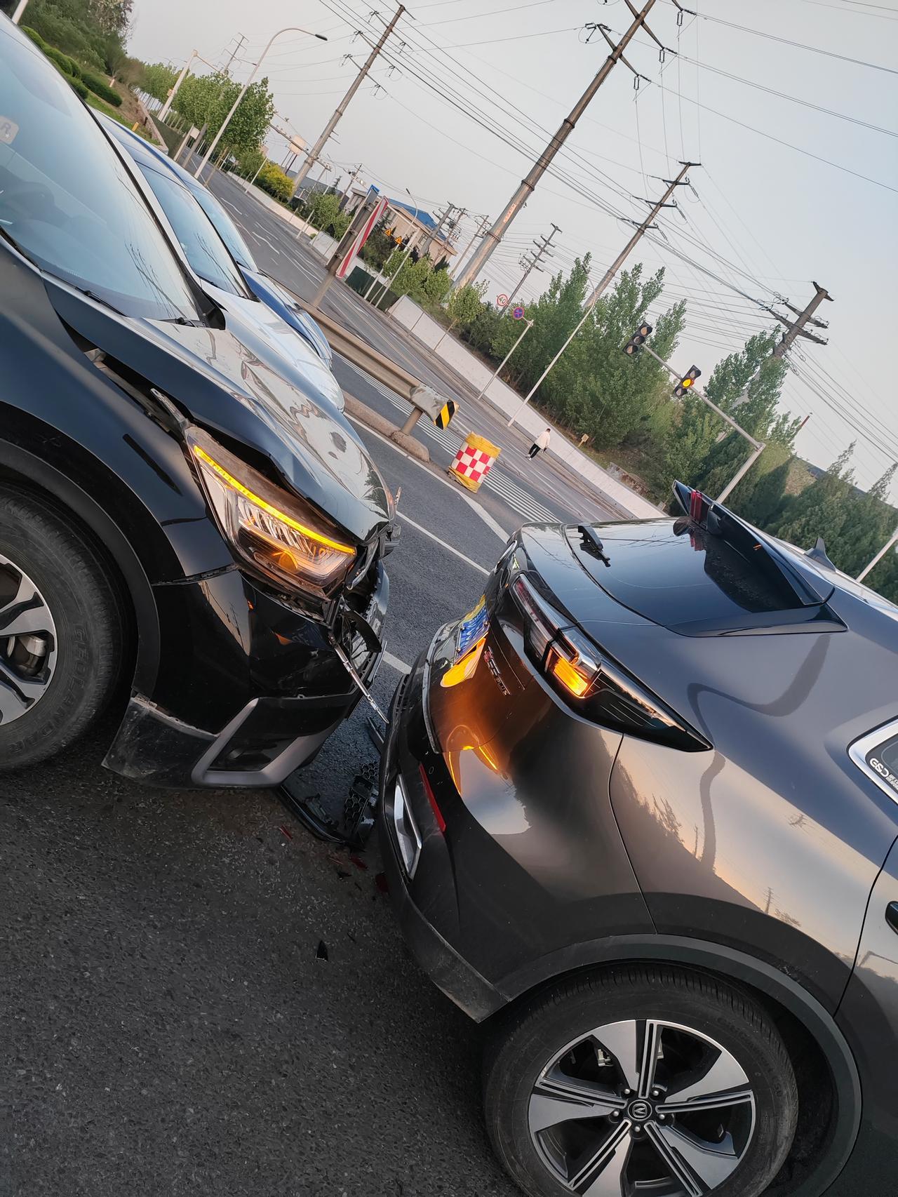 长春一哥们开车分了个神，撞上网约车，交警判他七成责任。网约车修了53天，司机没收