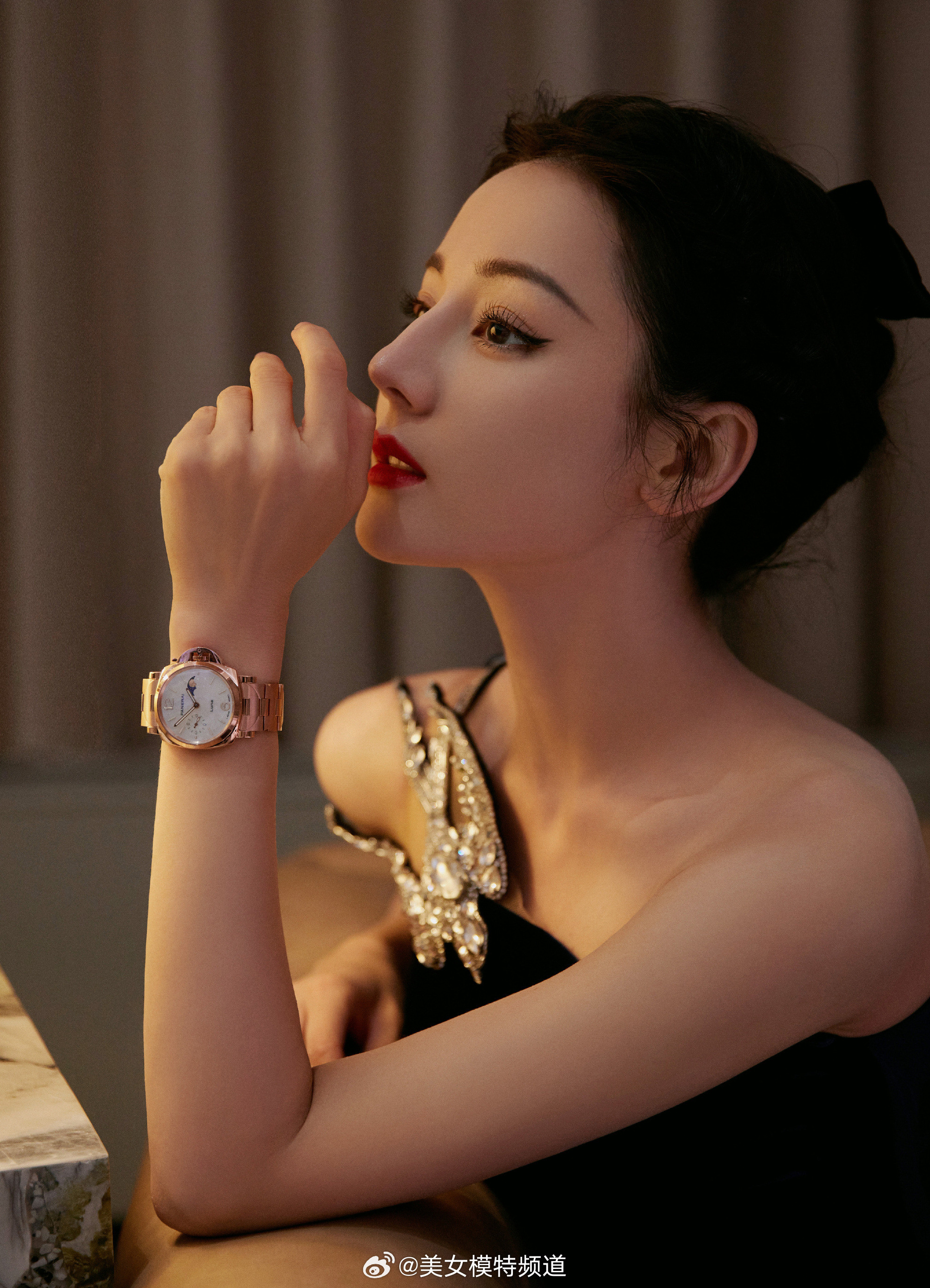 迪丽热巴活动造型美照