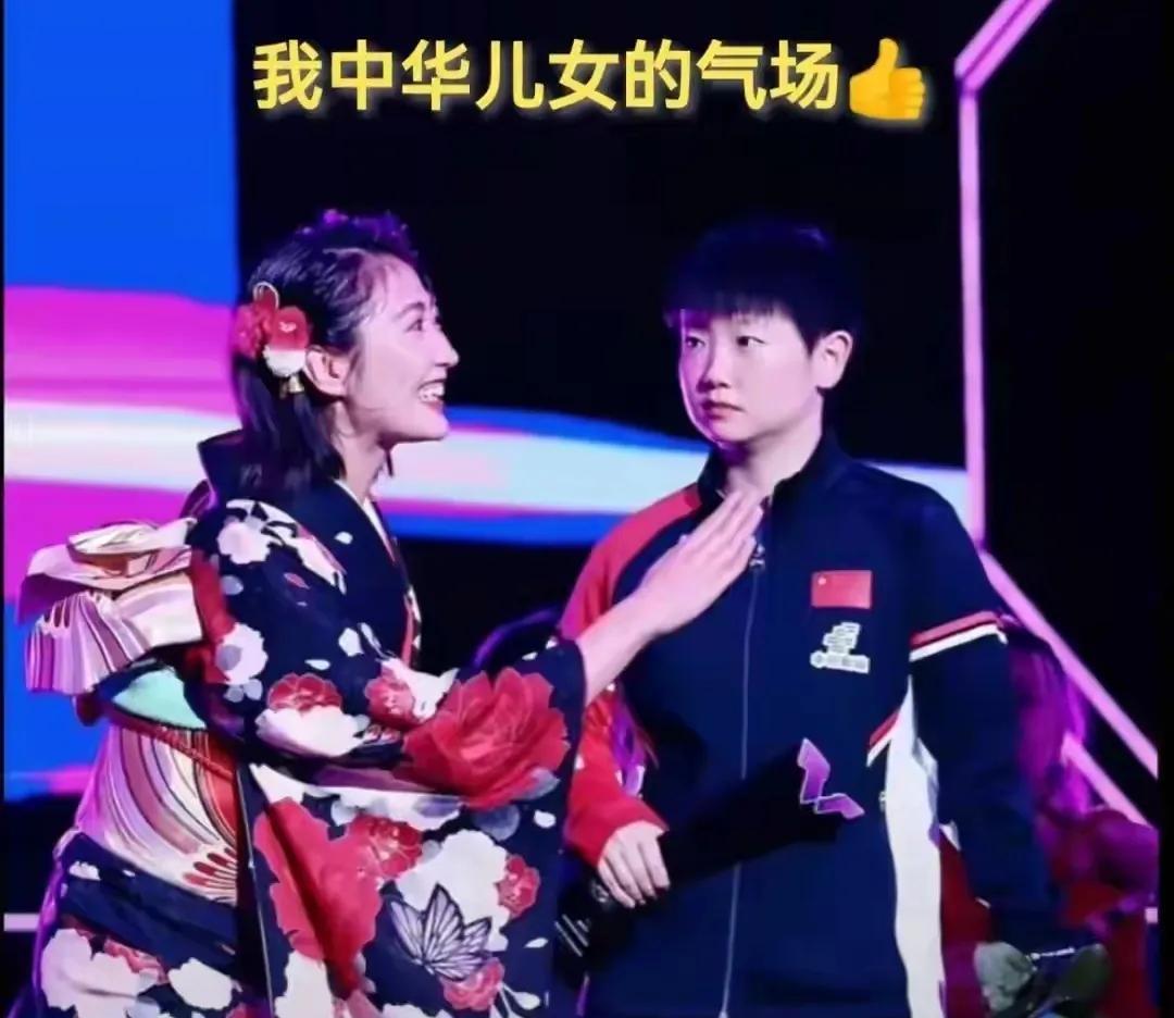 好喜欢莎莎这里的表情。横滨冠军赛，颁奖仪式上。小日子的穿着和服的引导员跟莎