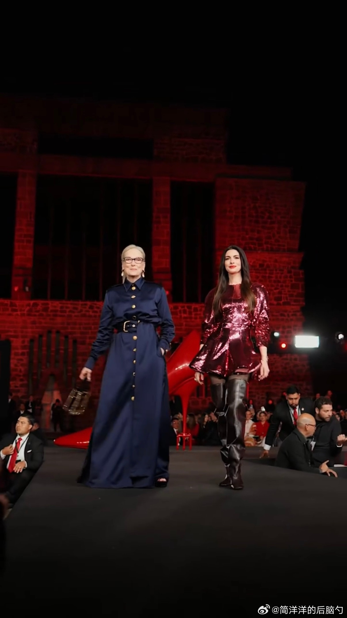 安妮·海瑟薇和梅姨一起出场亮相宣传《穿普拉达的女王2》