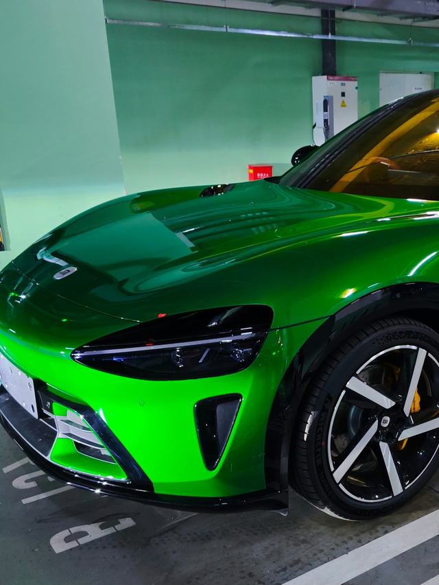 小米YU7这宝石绿实车真的好看小米YU7这宝石绿实车真的好看，现在很多人都说这