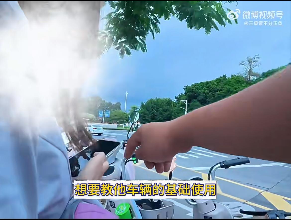 厦门一小仙女租电动车，她的一系列骚操作实在让老板无语。因为不会解锁。老板给她语音