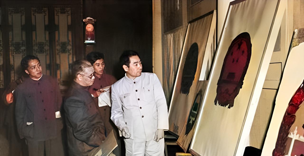 这是1950年周总理认真地审查国徽图样。当时，根据毛主席的提议，让清华大学营建学